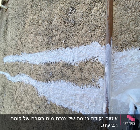 צינור חום על קיר עם פסי צבע לבן